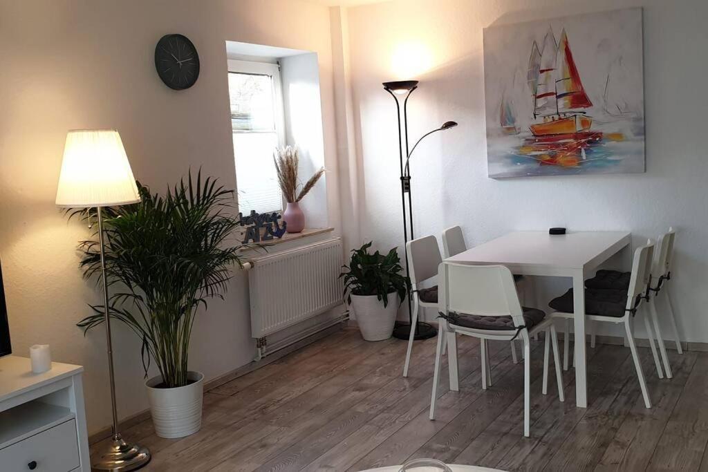 Apartment Charmante Haushaelfte Mit Garten Und Terrasse